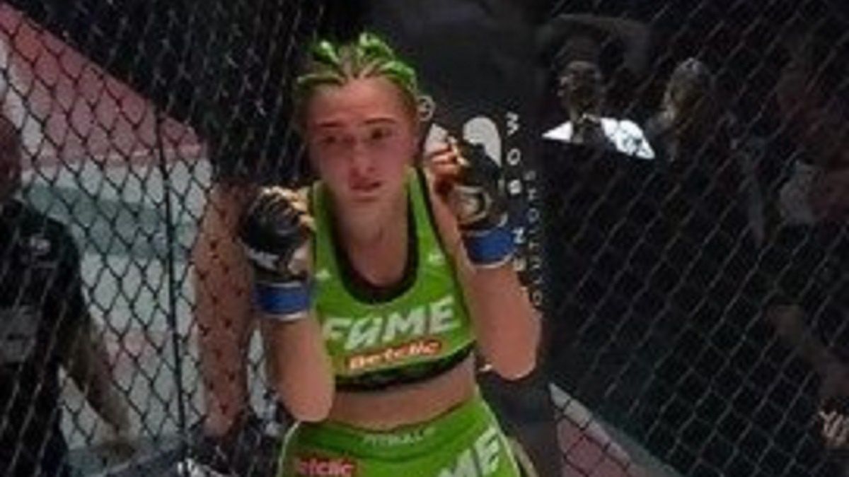 Brylantynka rozpłakała się w klatce