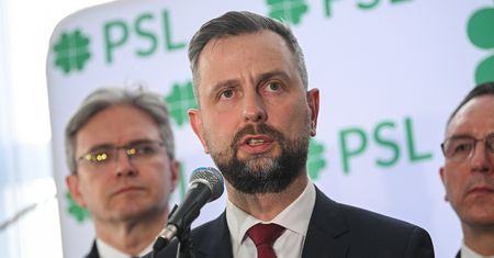 Pałac wezwał generałów. Szef MON reaguje na doniesienia
