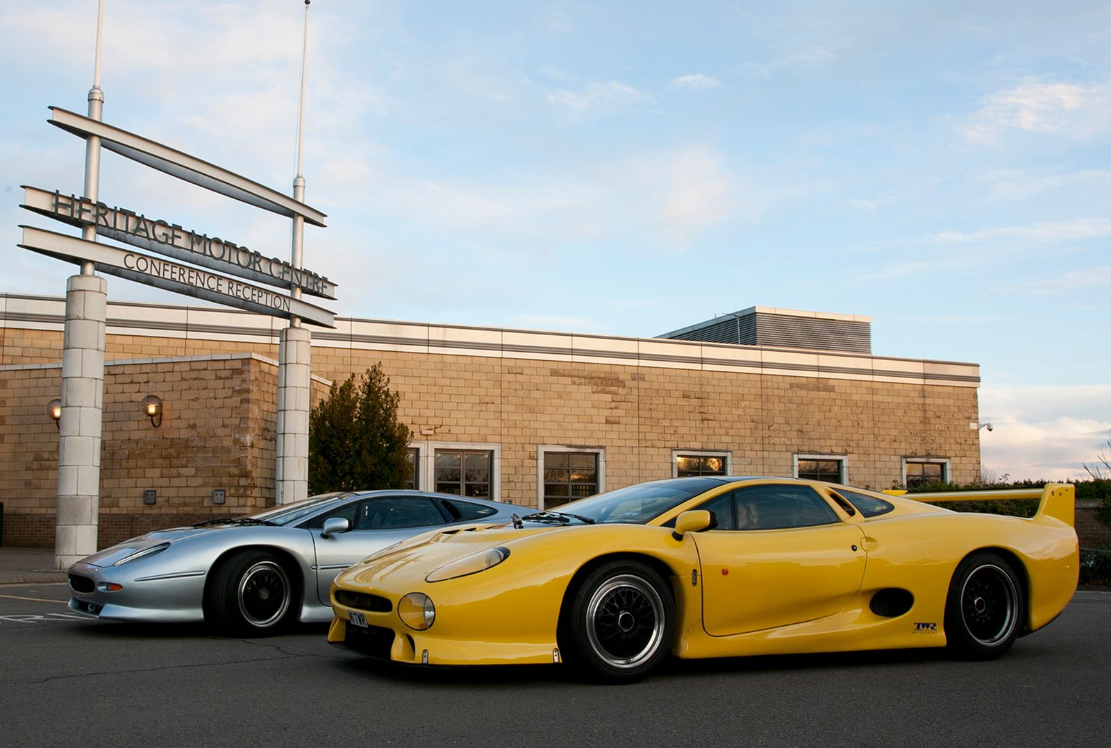 Legenda lat 90.: Jaguar XJ220 [galeria zdjęć] 20