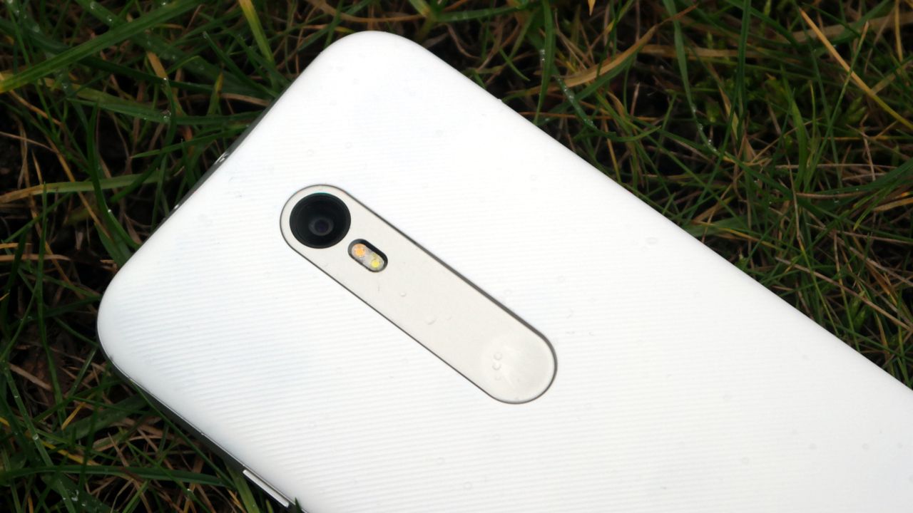 Moto G 3 gen. z 2 GB RAM-u i 16 GB pamięci wewnętrznej w naszych rękach. Jest znacznie lepszy od podstawowego modelu 2