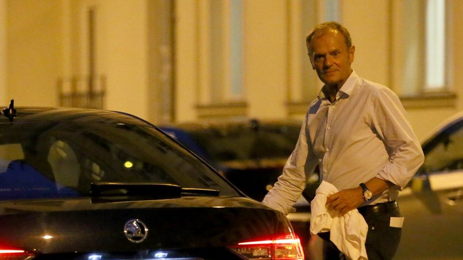 Donald Tusk na nocnym spotkaniu z dzia?aczamiFOTO TOMASZ RADZIK  / SUPER EXPRESS WARSZAWA N/Z DONALD TUSK DZIALACZE PO PRZYCHODZA DO CZYTELNIKA NA SPOTKANIE Z DONALDEM TUSKIEM 28.07.2021 POLITYKA POSEL PLATFORMA OBYWATELSKA WSZYSTKIE ZDJECIA NA HTTP://AGENCJA.SE.COM.PLTOMASZ RADZIK