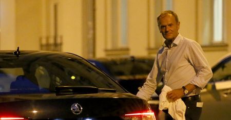 Nocne spotkanie Donalda Tuska z politykami PO. Uwagę zwraca jeden szczegół