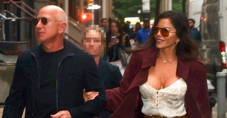 Jeff Bezos i wydekoltowana Lauren Sanchez w Nowym Jorku. Stylowi?