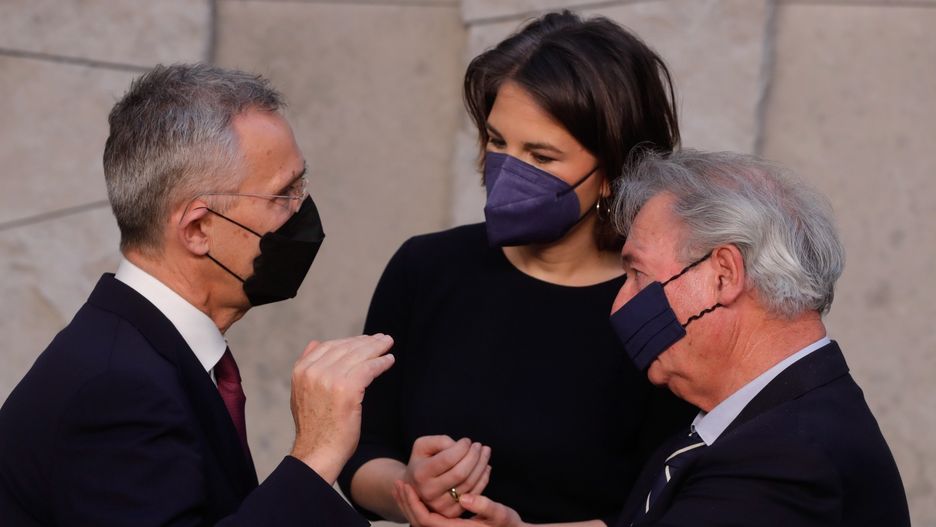 Szefowa niemieckiej dyplomacji Annalena Baerbock rozmawia z sejretarzem generalnym NATO Jensem Stoltenbergiem (z lewej) PAP/EPA/STEPHANIE LECOCQ 