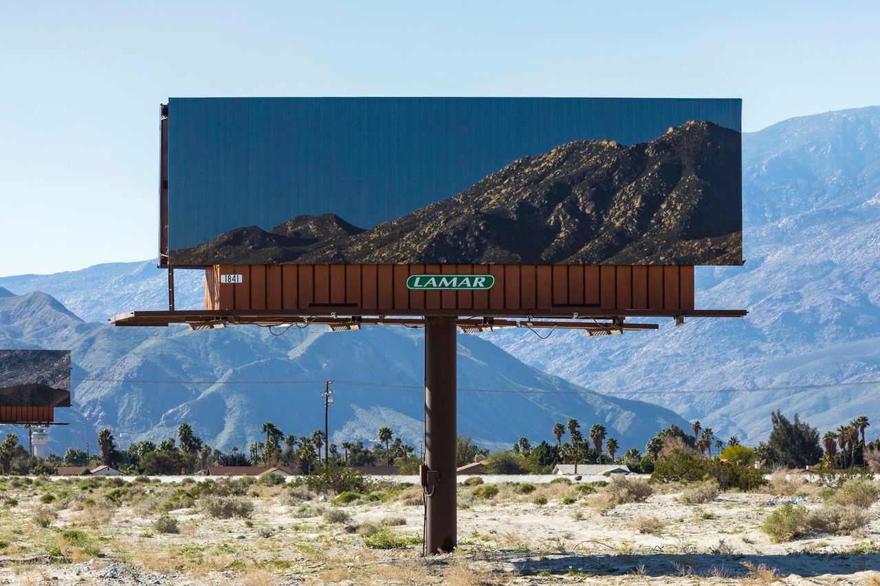 Na billboardach pojawiły się zdjęcia krajobrazów, które zasłaniają reklamy prawdziwym pięknem natury