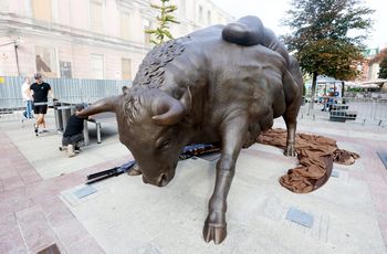 Katowice: Wielki byk stanął w centrum. 1600 kg na 160. urodziny miasta. W czwartek oficjalne odsłonięcie wyjątkowej rzeźby