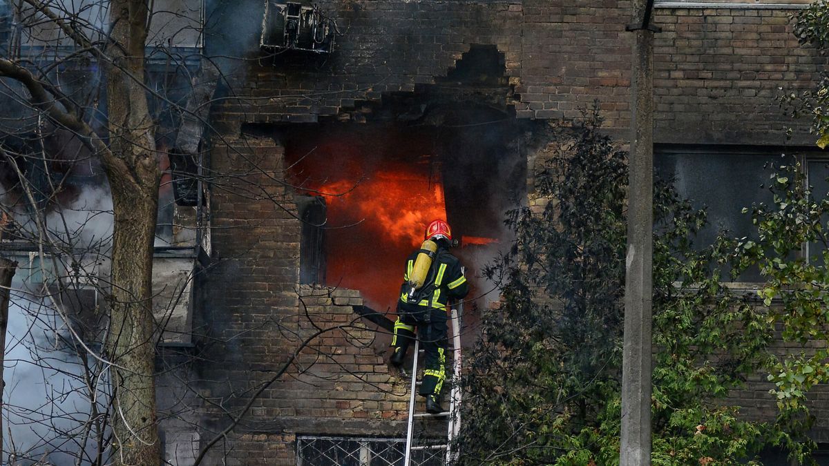 Ostrza? rakietowy Ukrainy
Mandatory Credit: Photo by Aleksandr Gusev/SOPA Images/Shutterstock (13624394t)
Firefighters work to put out a fire at a residential building hit by a Russian missile strike, amid Russia's attack on Ukraine, in Kyiv.
Russian missile strike hits Kyiv, Ukraine - 15 Nov 2022
Aleksandr Gusev/SOPA Images/Shutterstock