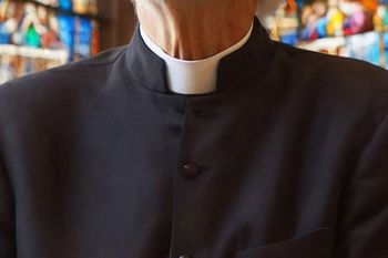 Pijany "ksiądz" w sklepie. Wykonał nazistowski gest i zwyzywał Ukraińców