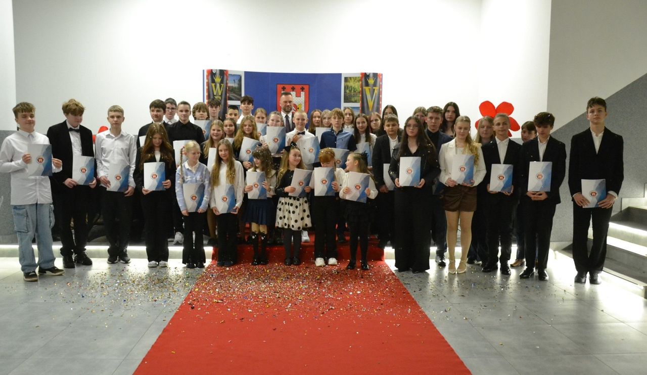 Skępe: 46 zdolnych uczniów odebrało stypendia burmistrza