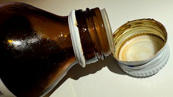 Babcia zawsze po nie sięgała. Jak naprawdę działają krople żołądkowe?