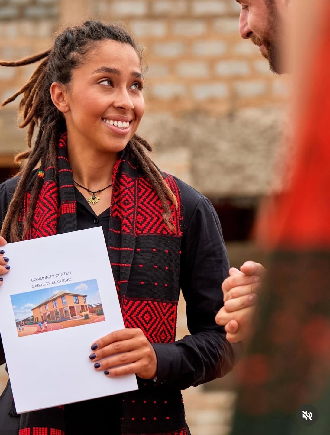 Omenaa Mensah upamiętniła ojca