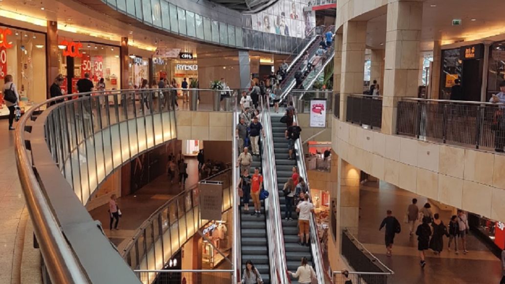 Zboczeńcy robią kobietom zdjęcia z ukrycia na schodach ruchomych