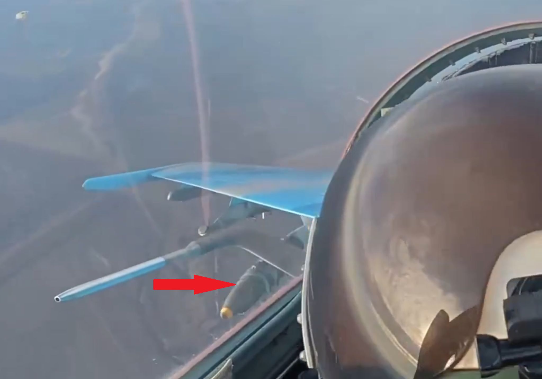 Ukraiński Su-27 zrzuca parę bomb JDAM-ER na Rosjan.