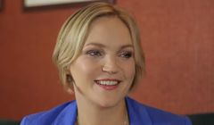 Dominika Figurska twarzą poranka TV Republika. Stacja pyta widzów czy jej dziennik powinien rywalizować z „Faktami” czy „Wiadomościami”?