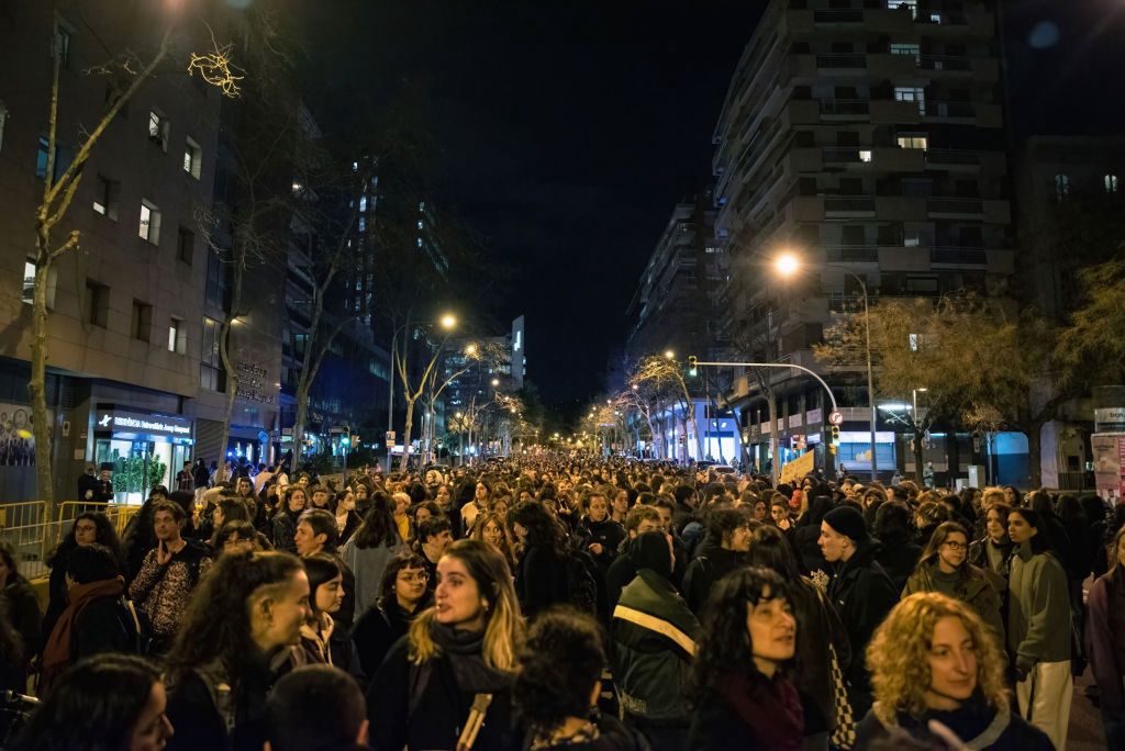 It's so crowded in Barcelona even late in the evenings.