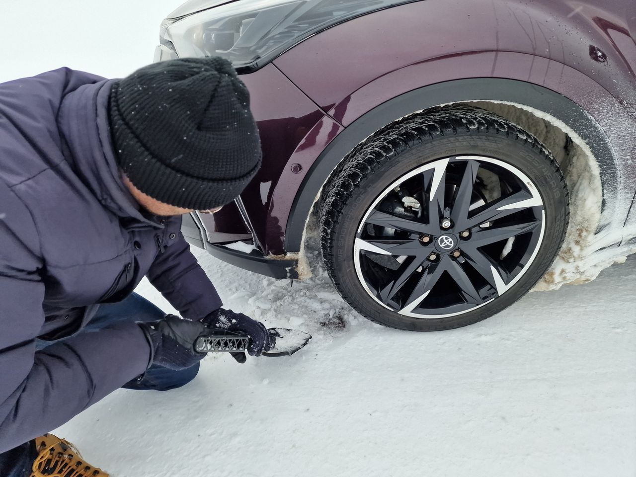 Jak radzić sobie, kiedy auto utknie w śniegu?