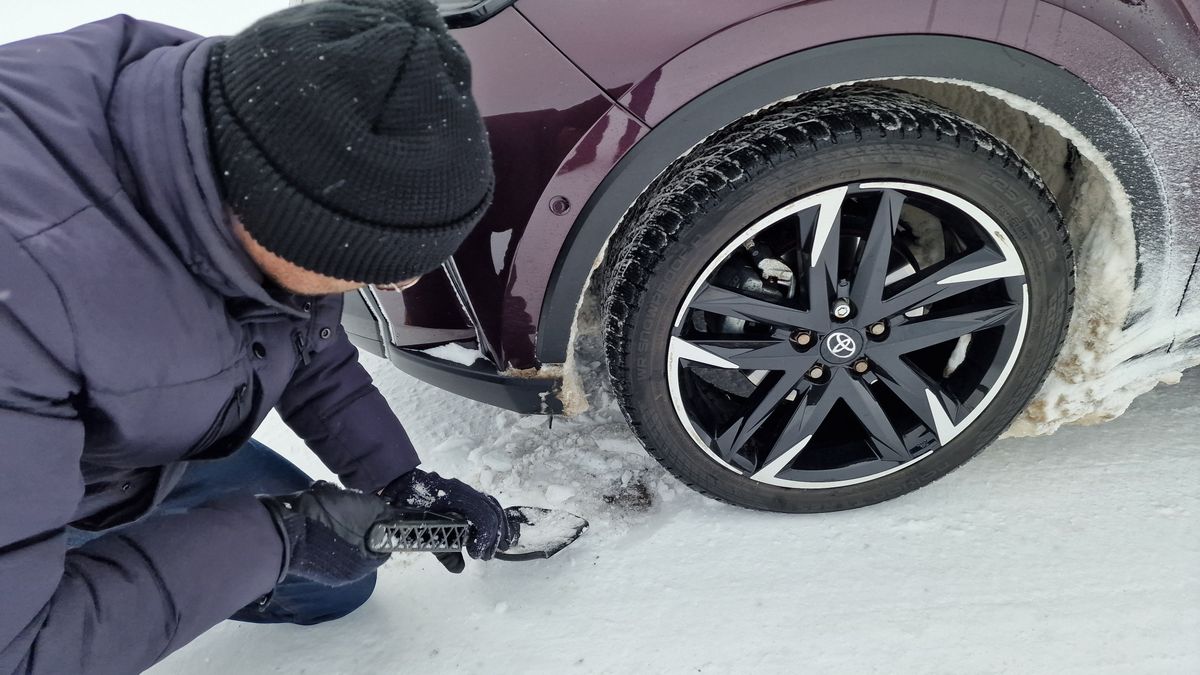 Jak radzić sobie, kiedy auto utknie w śniegu?