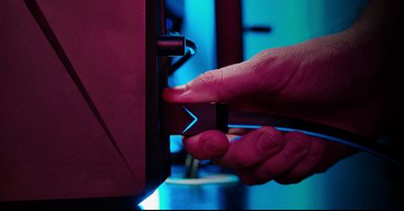 Nie uwierzycie, co może być "gaming LED RGB". Przewód HDMI!