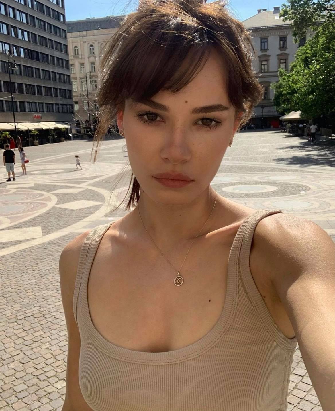 Natalia Szroeder i Quebonafide całują się na scenie