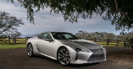 Lexus LC przeszedł facelifting. Wygląda tak samo, ale zmiany pojawiły się w środku