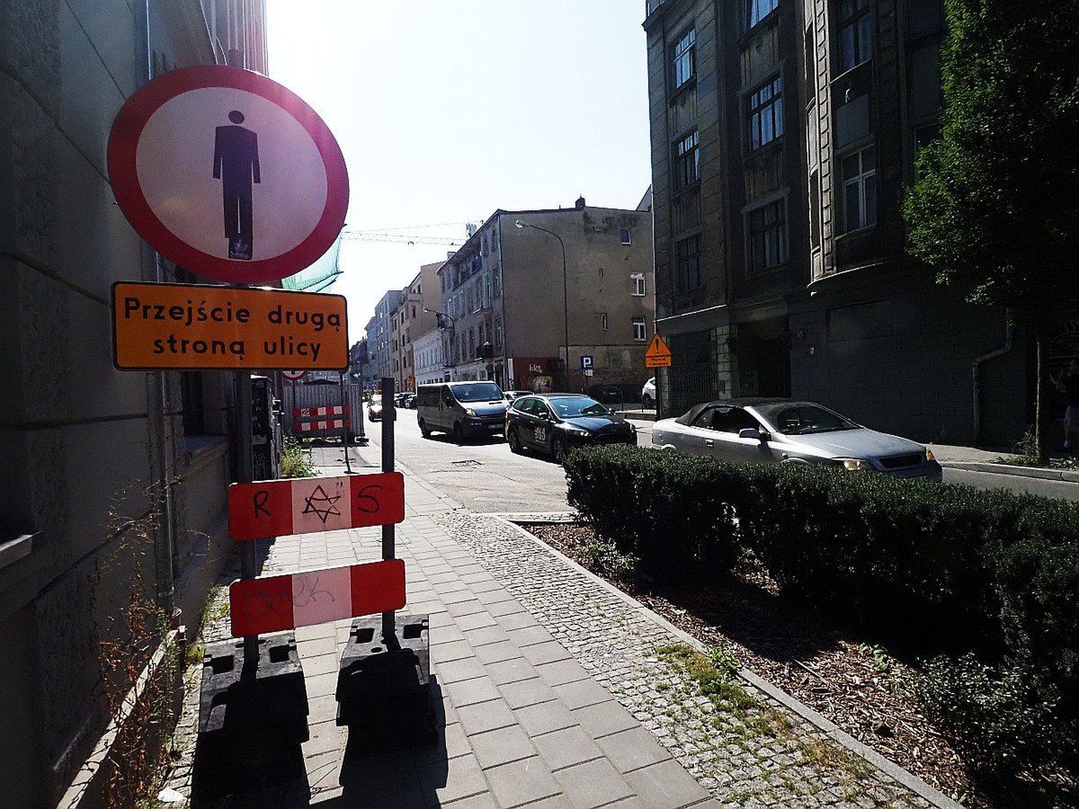 Skrzyżowanie Jaracza i Wschodniej - kostka na jezdni pozostawia wiele do życzenia