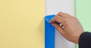 Jak używać taśmy malarskiej? Zrób tak, a nie zostawi śladów