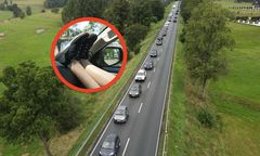 Obie nogi złamane. Taka pozycja w aucie to fatalny nawyk