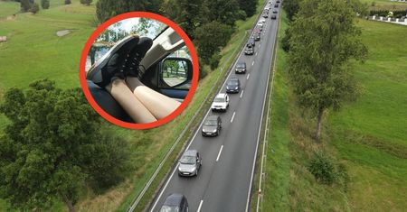 Obie nogi złamane. Taka pozycja w aucie to fatalny nawyk