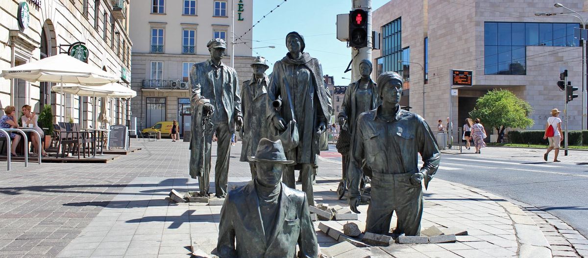 Pomnik Przechodnia Jerzego Kaliny, to hołd dla zwyczajnych - niezwyczajnych mieszkańców miasta, złożony przez artystę w latach 70.