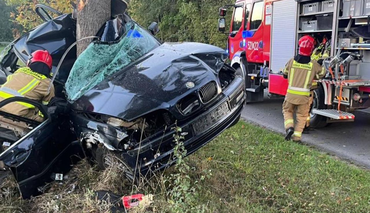 BMW owinęło się wokół drzewa. Za kierownicą 23-latek. Zginął na miejscu