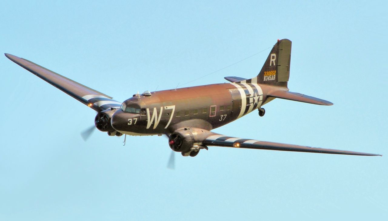 Douglas C-47 Skytrain w malowaniu z czasów II wojny