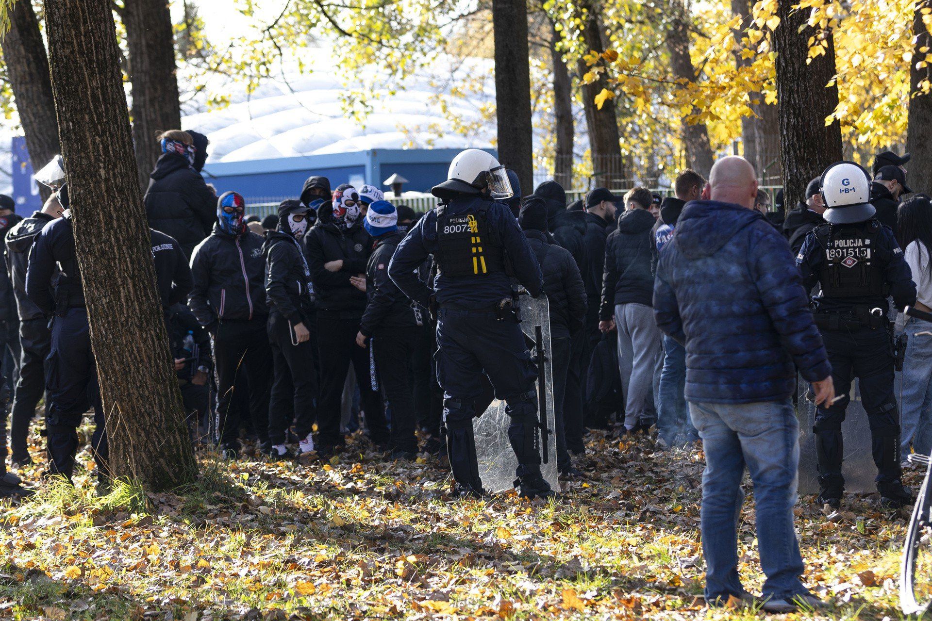 Kibice Wisły Kraków pod stadionem Hutnika Kraków.