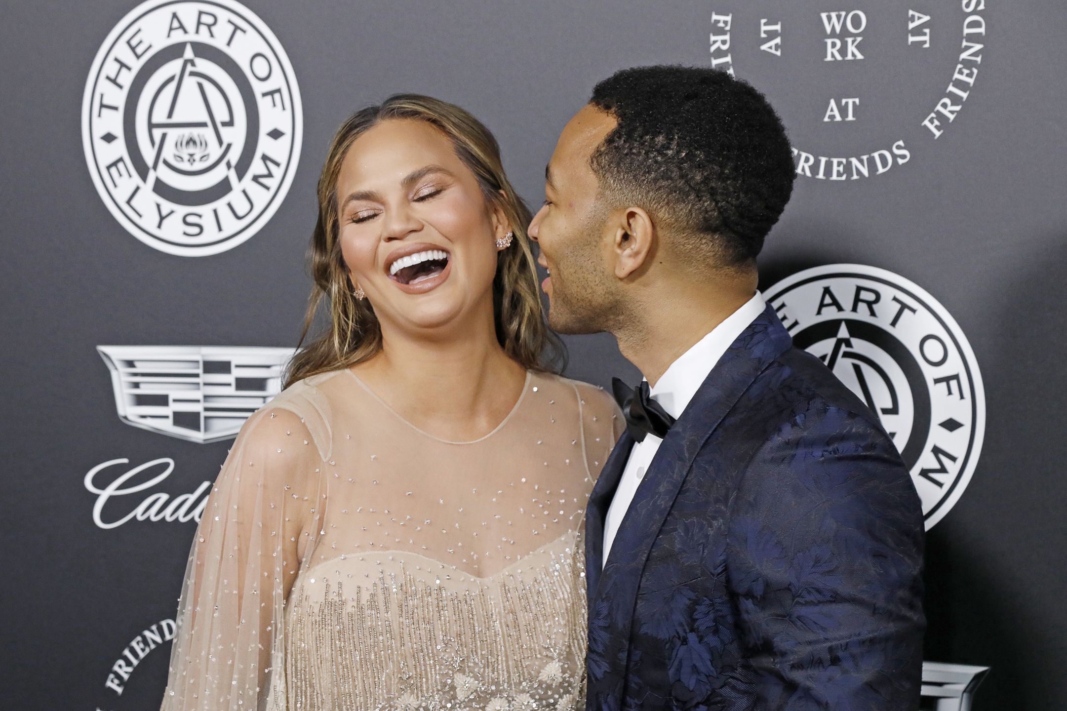 Chrissy Teigen pokazała, jak 2-latek przeszkadza jej w sesji topless