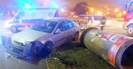 Żory. Blisko tragedii na drodze. Rajd zakończył na betonowym słupie ogłoszeniowym