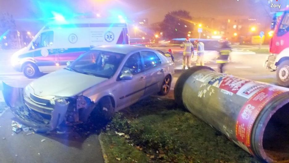 30-latek podróż w Żorach skończył na słupie ogłoszeniowym.