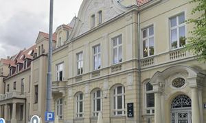 O krok od tragedii. Nagle spadł fragment zabytkowej kamienicy