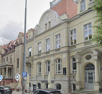 O krok od tragedii. Nagle spadł fragment zabytkowej kamienicy