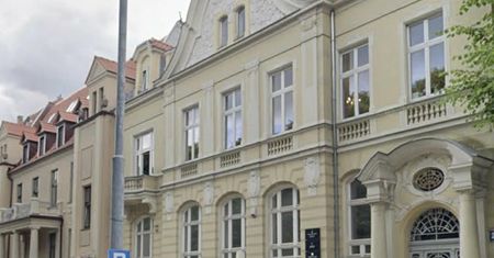 O krok od tragedii. Nagle spadł fragment zabytkowej kamienicy