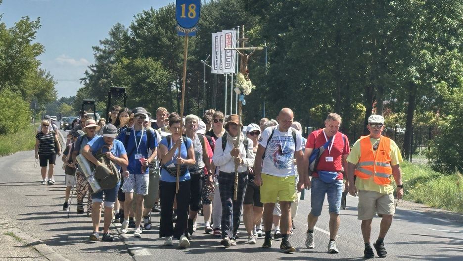 Kozienicka &#34;18&#34;-tka już w trasie, na zdjęciu w Antoniówce w gminie Jedlnia - Letnisko.
