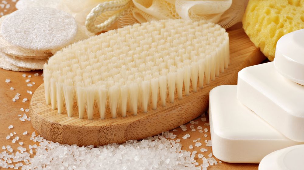 Na czym polega szczotkowanie ciała na sucho?