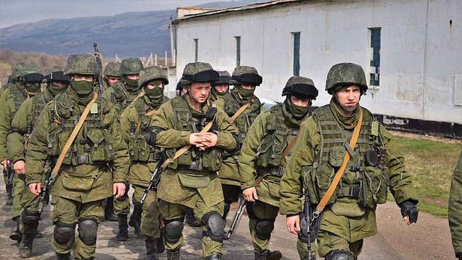 Rosyjscy żołnierze bez dystynkcji (tzw. zielone ludziki) przy ukraińskiej bazie wojskowej w Perewalne (9 marca 2014)