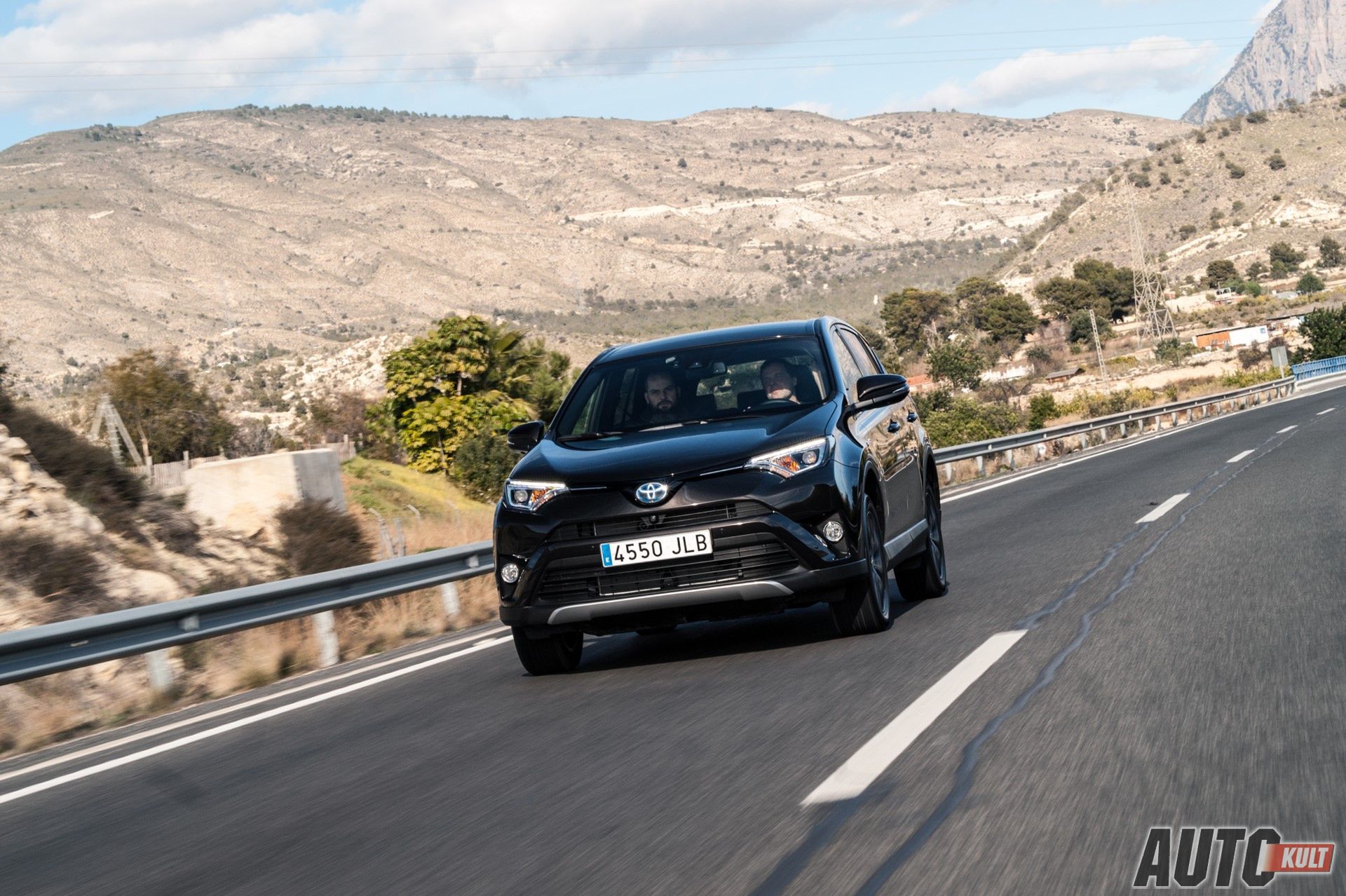 Komfortowe zawieszenie to w dobie pseudo-sportowych nastaw podwozi w SUV-ach bardzo mocna strona RAV4.