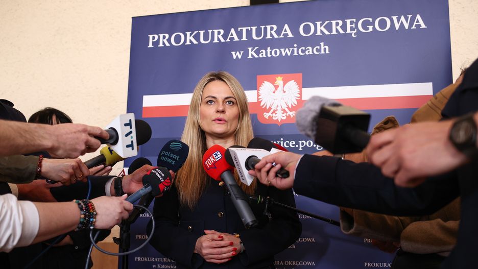 Izabela Knapik
Katowice, 27.05.2025. Prokurator Izabela Knapik podczas briefingu prasowego w siedzibie Prokuratury Okr�gowej w Katowicach, 27 bm. Sebastian M. us�ysza� zarzut spowodowania wypadku na A1, w kt�rym zgin�a trzyosobowa rodzina. Sebastian M. zosta� w poniedzia�ek wieczorem sprowadzony do Polski. M�czyzn� zatrzymano 23 maja br. na terenie Zjednoczonych Emirat�w Arabskich. (ad) PAP/Jarek Praszkiewicz *** UWAGA!!! ZAKAZ PUBLIKACJI WIZERUNKU I DANYCH OSOBOWYCH OSKAR�ONEGO! ***
Jarek Praszkiewicz
briefing, doprowadzenie, ekstradycja, okr�gowa, prasowy, prokuratura