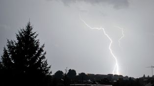 Burze z gradem i silne porywy wiatru. Nadchodzi załamanie pogody. IMGW ostrzega