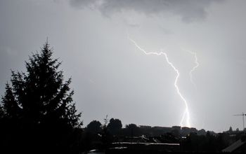 Burze z gradem i silne porywy wiatru. Nadchodzi załamanie pogody. IMGW ostrzega