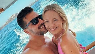 Barbara Kurdej-Szatan wtula się w odsłonięty tors męża. Internauci porównują ich do... Tarzana i Jane