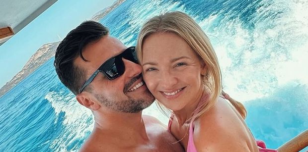 Barbara Kurdej-Szatan wtula się w odsłonięty tors męża. Internauci porównują ich do... Tarzana i Jane