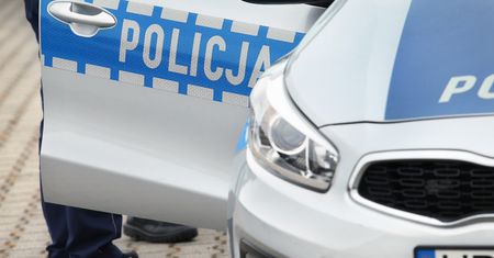 Warszawa. Kierowca nie zatrzymał się do kontroli. Wjechał w znak