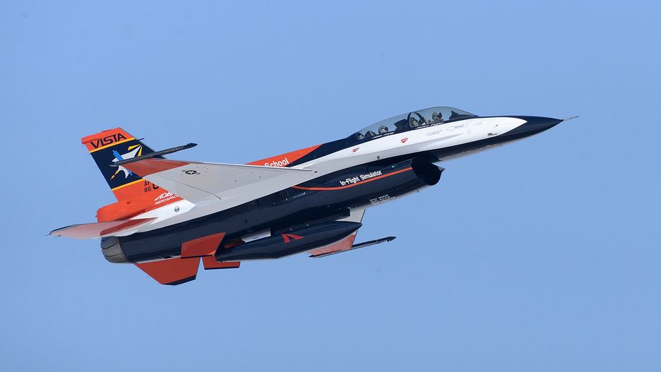 Zmodyfikowany F-16, który pozwala na testowanie możliwości AI