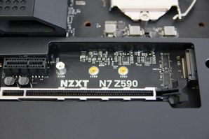 Tylko górne gniazdo M.2 działa w trybie PCIe Gen 4. Płyta nie posiada radiatorów dla SSD.